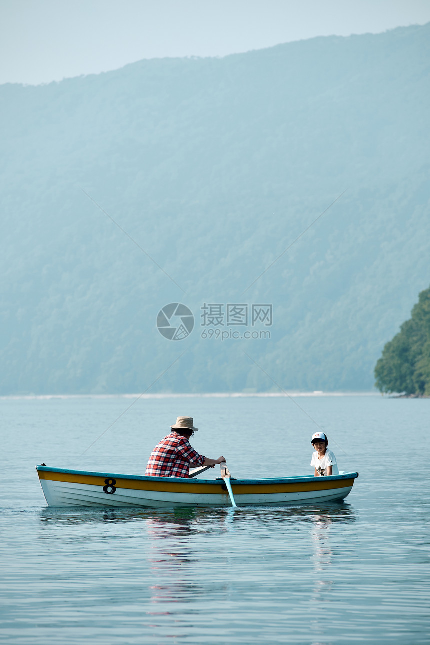 划船旅游小孩家庭旅行湖船图片