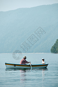 划船旅游小孩家庭旅行湖船图片