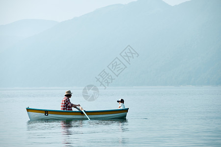 全体双人精美家庭旅行湖船图片