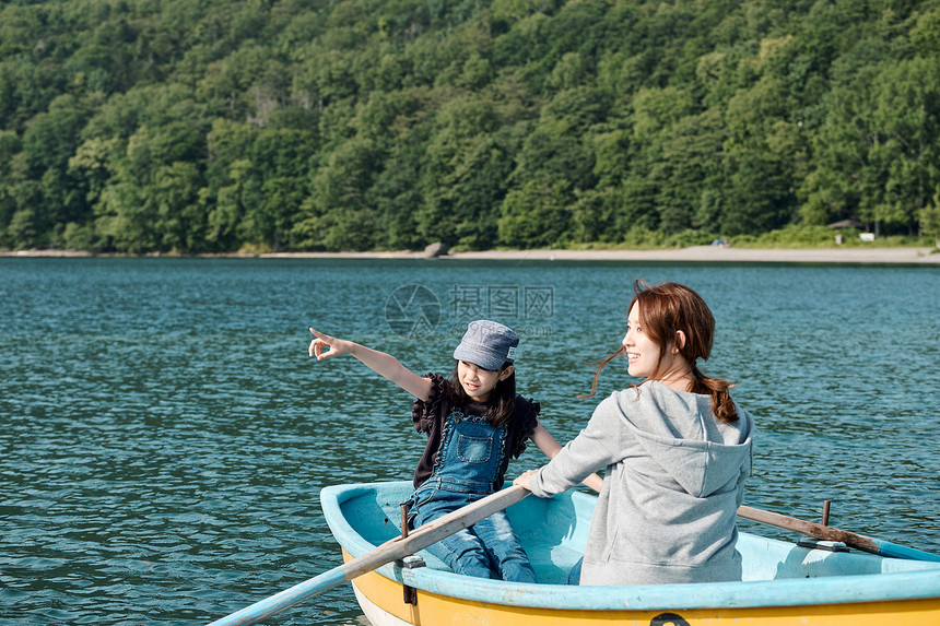 海湾小孩女孩家庭旅行湖船图片