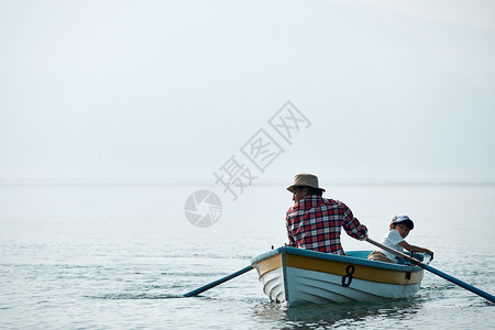 划船赏月的男孩父子家庭旅行划船背景