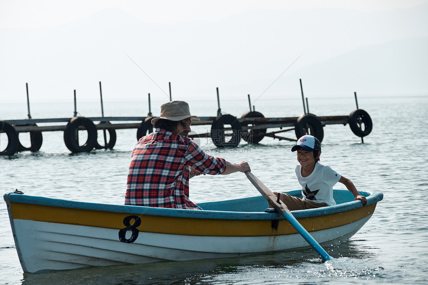 划船脚踏船亚洲家庭旅行湖船图片