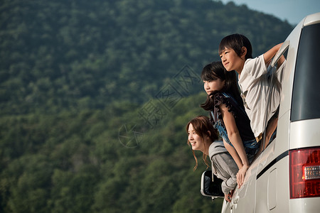 开货车男孩自驾旅行露出窗外的一家人背景