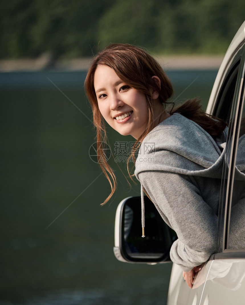 自驾旅行露出窗外的女人图片