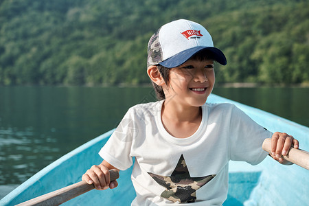 小男孩划船游湖图片