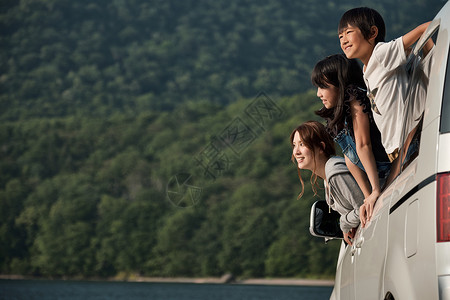 开货车男孩自驾旅行露出窗外的一家人背景