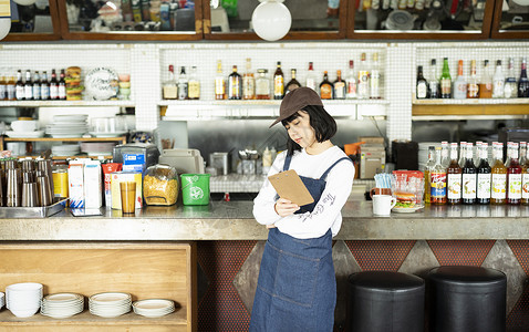 吧台单人职业在一家咖啡馆工作的妇女图片
