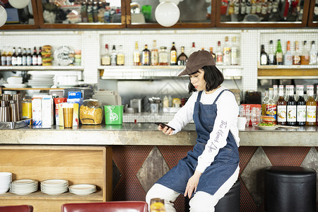 饭店1人时髦在咖啡厅工作的女人图片