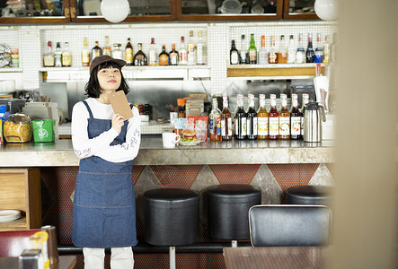自然青年兼差在一家咖啡馆工作的妇女图片