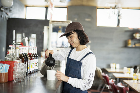 饭店休闲壮年在一家咖啡馆工作的妇女图片