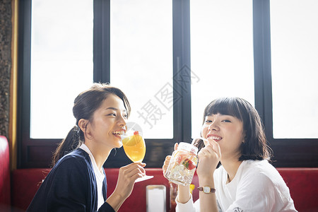 女孩乐趣两个人放松在咖啡馆的女朋友图片
