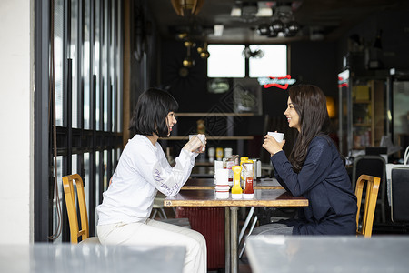 餐厅里聊天喝茶的闺蜜好友图片