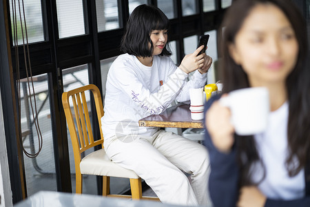 餐厅里休闲娱乐的年轻女孩图片