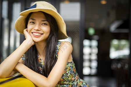 享受旅游的女子图片