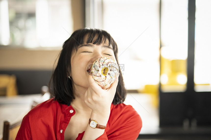 女子在咖啡馆休息图片