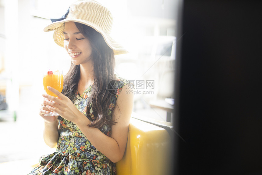 喜欢旅行的女子图片