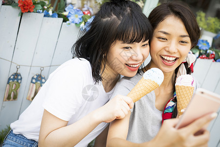 享受购物的女子图片