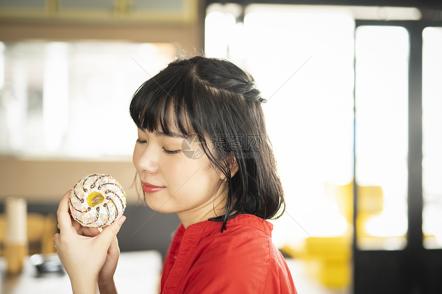 女子在咖啡馆享受下午茶图片