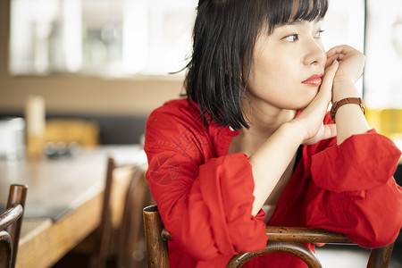 女子在咖啡馆享受下午茶图片