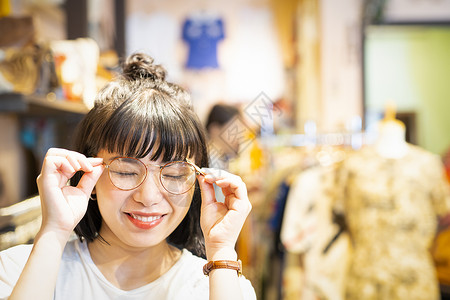 年轻的女孩喜欢购物图片