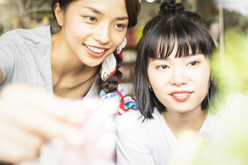 喜欢购物的女人图片