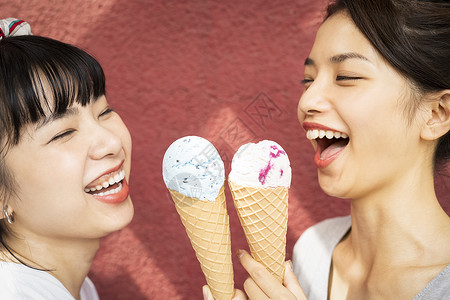 闺蜜一起吃冰淇淋图片