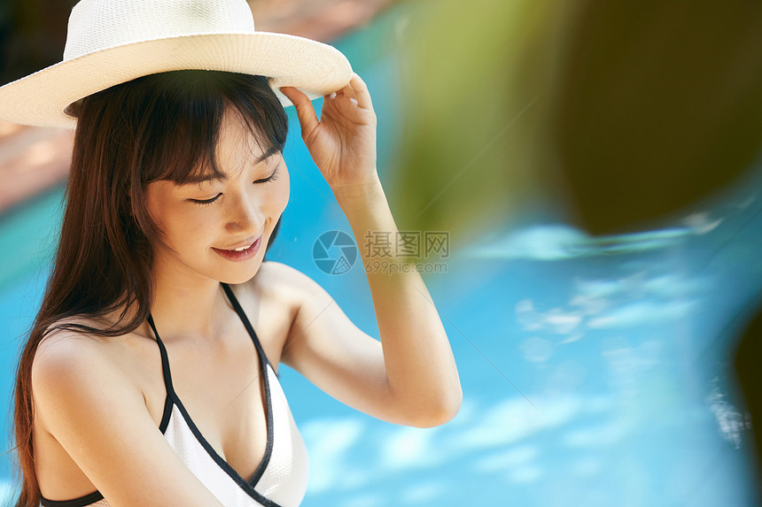 泳池边度假的美女图片