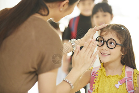 伙伴负责女生小学生的生活图片