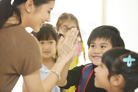 女士们举手击掌韩国人小学生的生活图片