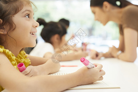 在认真学习的小学生图片