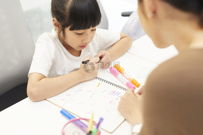 在学习的小学生图片