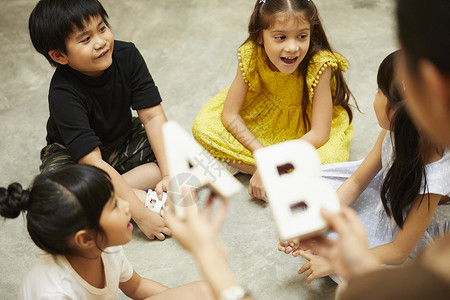 校园教师教小学生学习英语图片