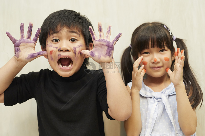 愉快用涂料创意的可爱小学生图片