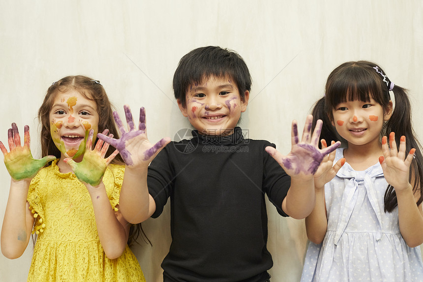 愉快用涂料创意的可爱小学生图片