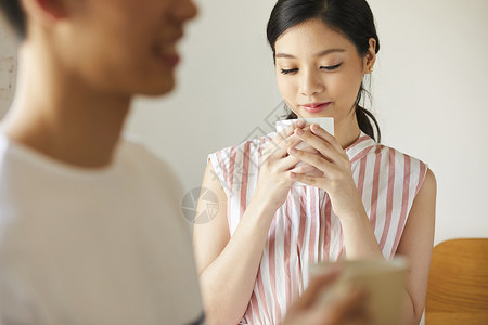 低头喝水的年轻女子图片