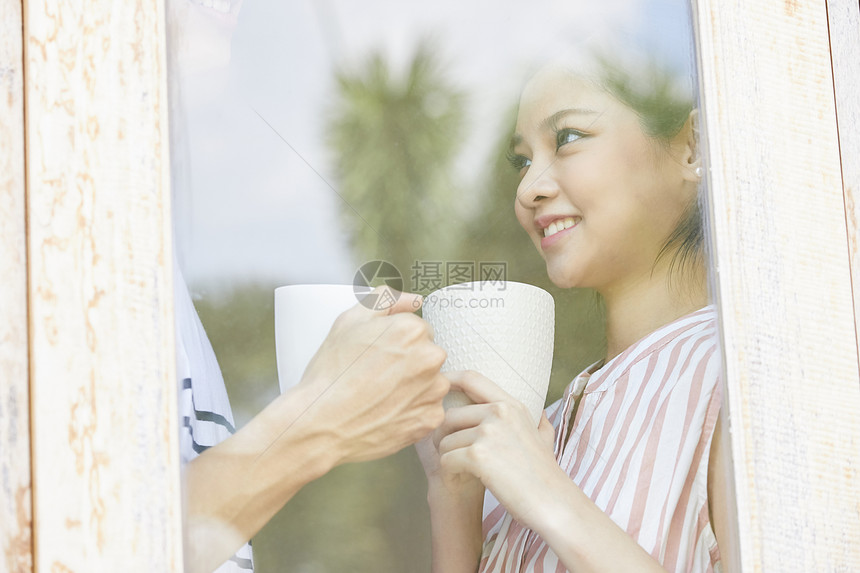 拿着咖啡的年轻女子图片