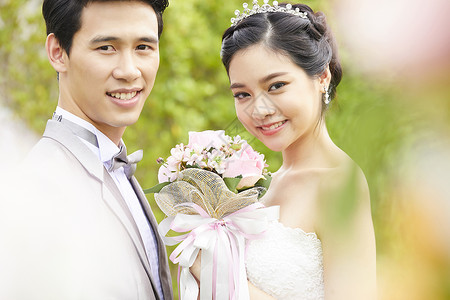 韩国婚礼举办花园婚礼的甜蜜夫妻背景