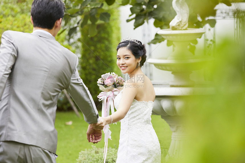 新婚夫妻举办户外婚礼图片