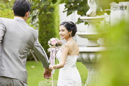 新婚夫妻举办户外婚礼图片