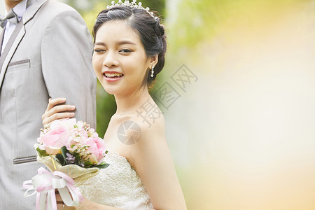 年轻美女新娘穿着婚纱图片
