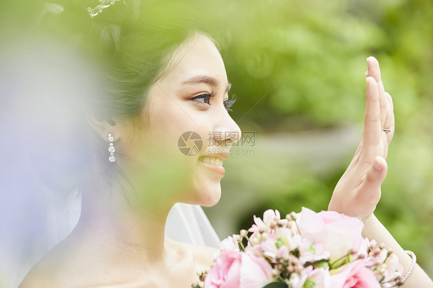 看着婚戒微笑的新娘图片