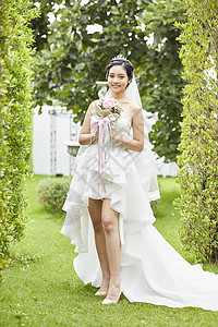 超短裙花园婚礼穿着纯白婚纱的新娘背景