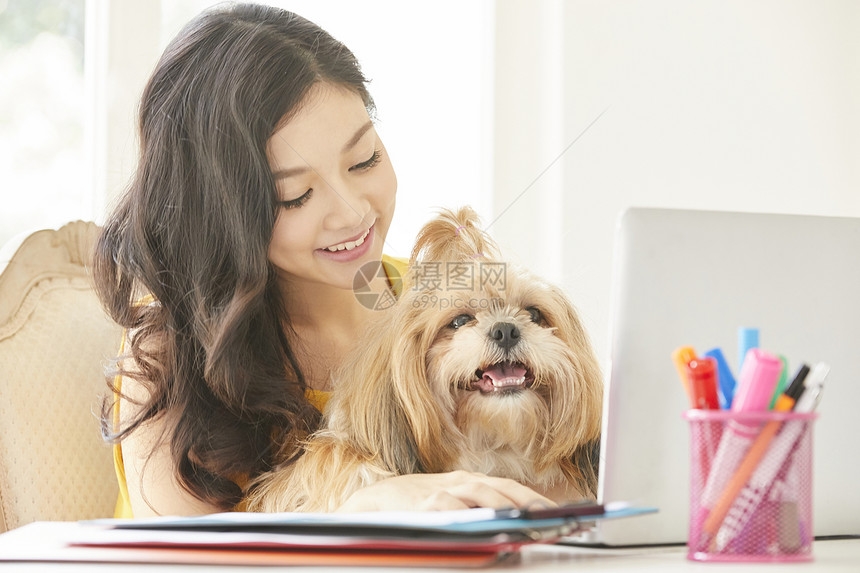 养宠物年轻女子在家女人宠物生活方式业务图片