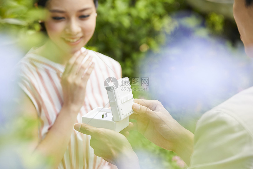 年轻男性户外拿着戒指求婚图片