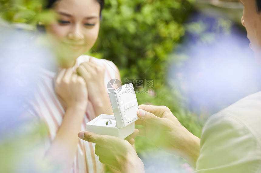 男人们女少女夫妻提案图片