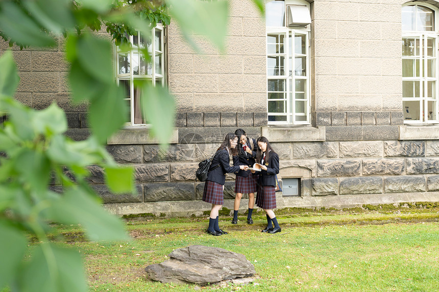 城镇地区积极女孩们女学生札幌学校旅行札幌市博物馆图片