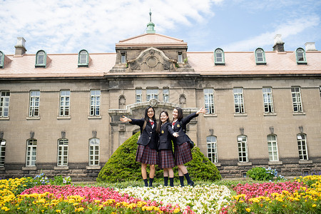 女高中学生一起逛博物馆图片