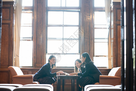 复制空间晴朗愉快女学生札幌学校之旅图片