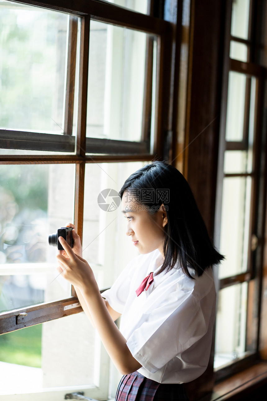 女高中生一起博物馆游览拍照图片