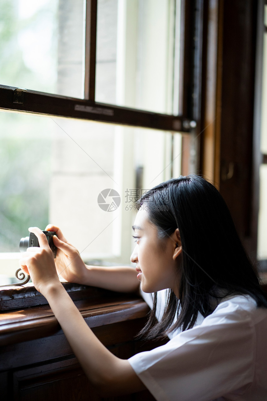 女高中生一起博物馆游览拍照图片